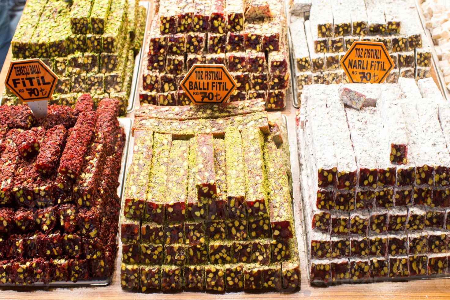 Dulces tradicionales turcos en el bazar egipcio de Estambul foto