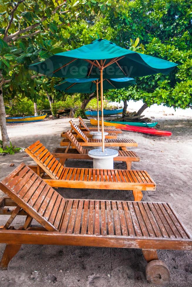 sillas de playa de madera para vacaciones en playa tropical 18043315 Foto  de stock en Vecteezy