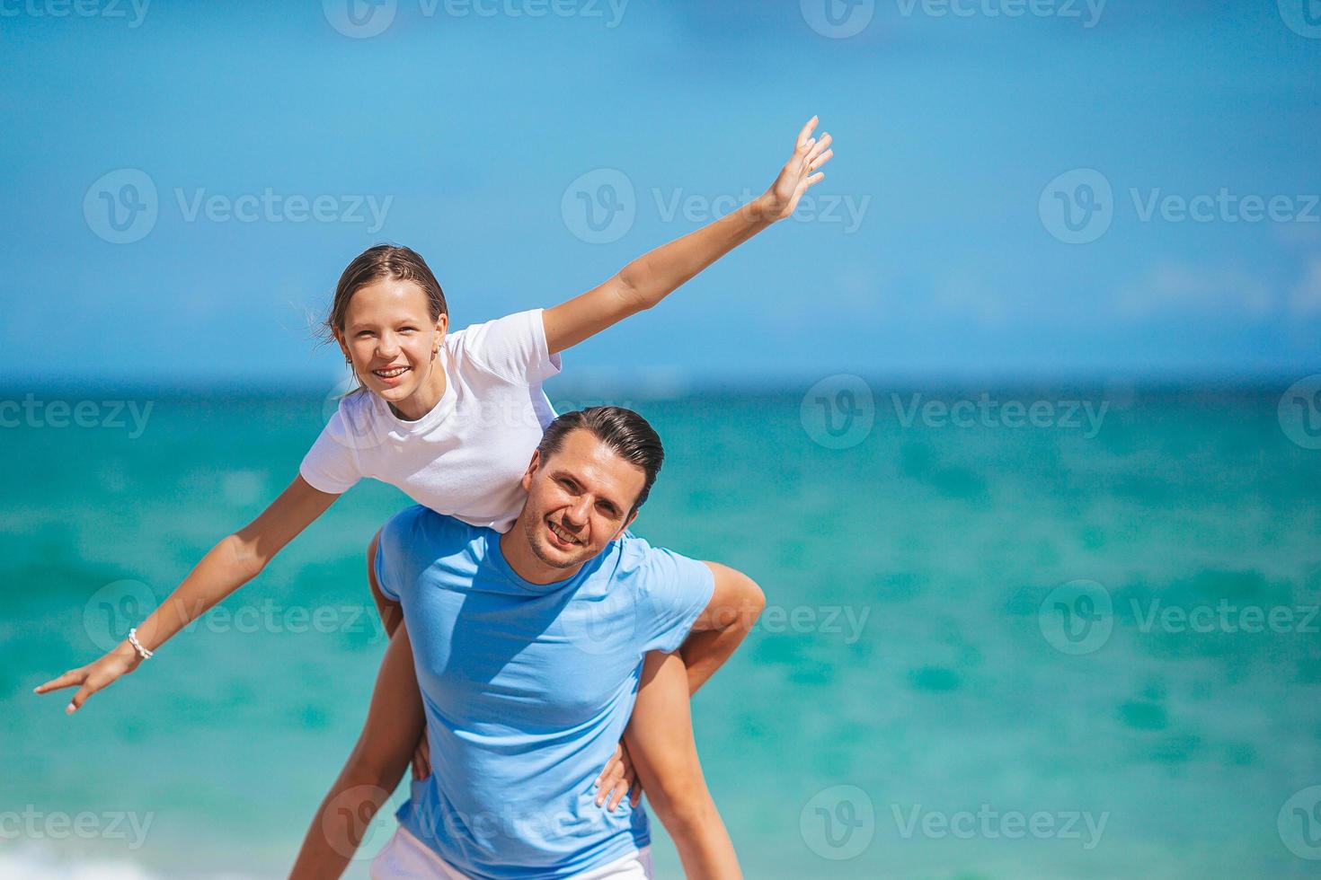 familia de papá e hija se divierten juntos en la playa foto