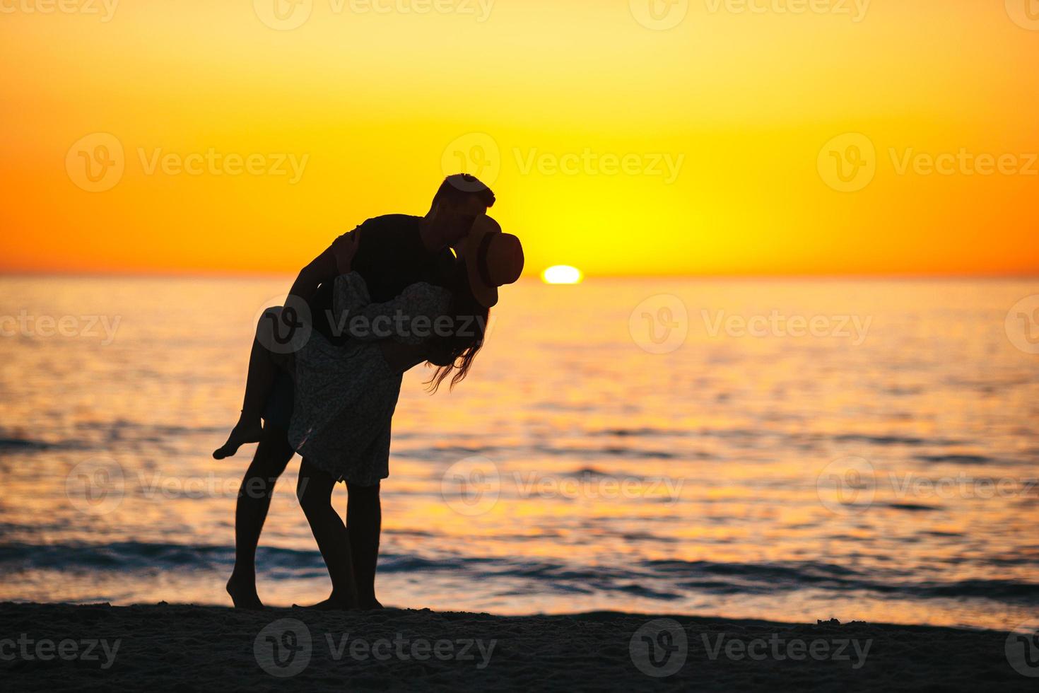 joven pareja de enamorados en las vacaciones de verano en la playa. hombre y mujer felices disfrutan del tiempo juntos foto