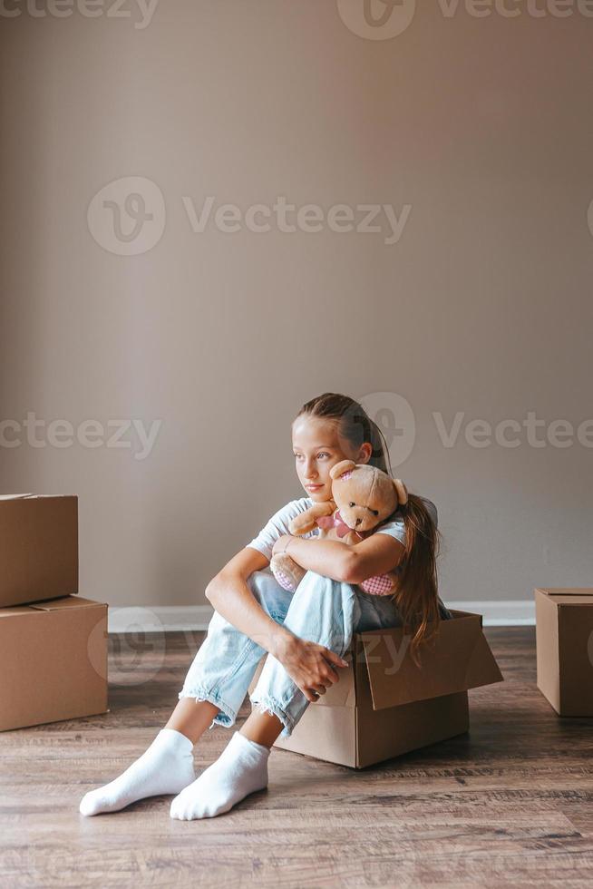 hermosa joven mudándose a una casa nueva con cajas de cartón foto