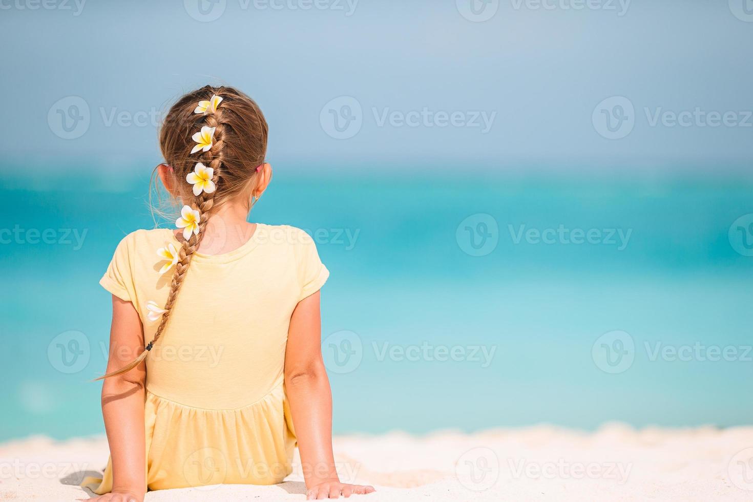 Adorable niña en la playa durante las vacaciones de verano foto