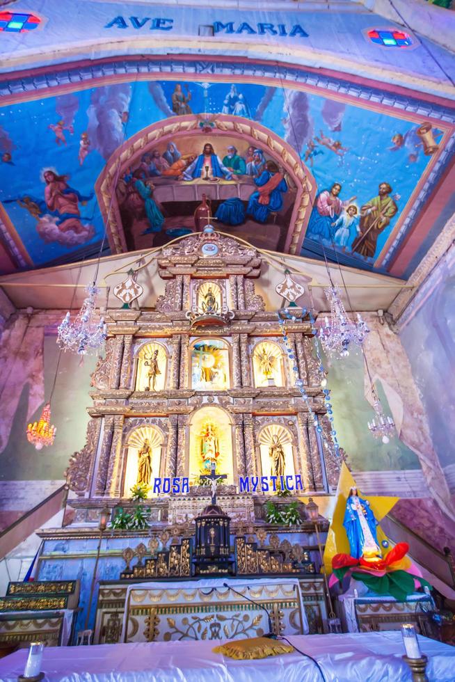 increíblemente hermoso techo pintado en la iglesia católica foto