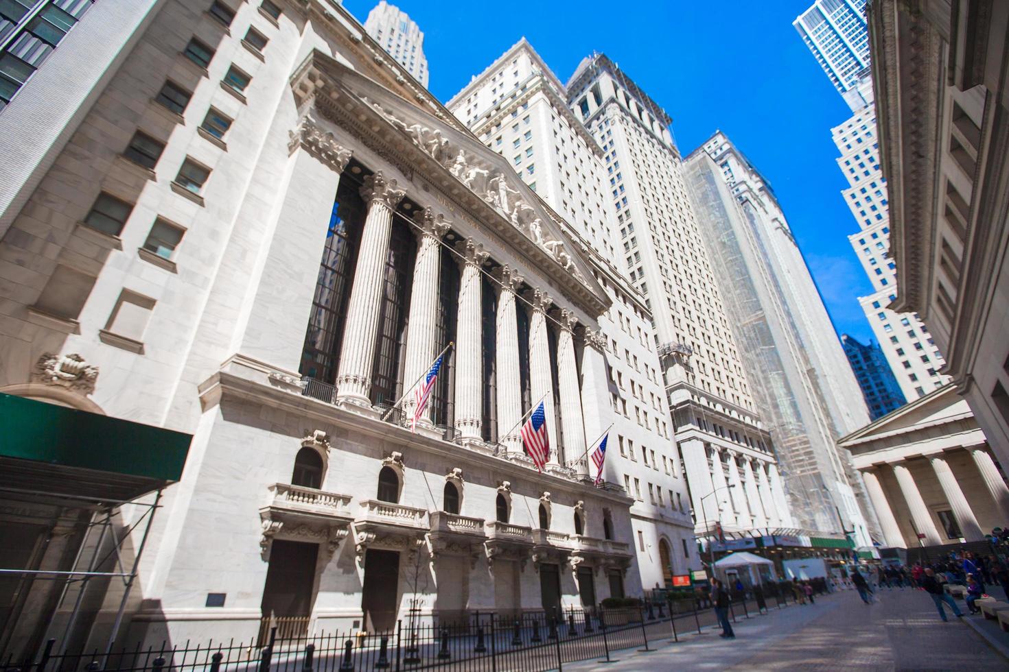 nueva york, estados unidos - 18 de abril de 2014 bolsa de valores de nueva york en el distrito financiero de manhattan. vista del edificio en el cielo foto