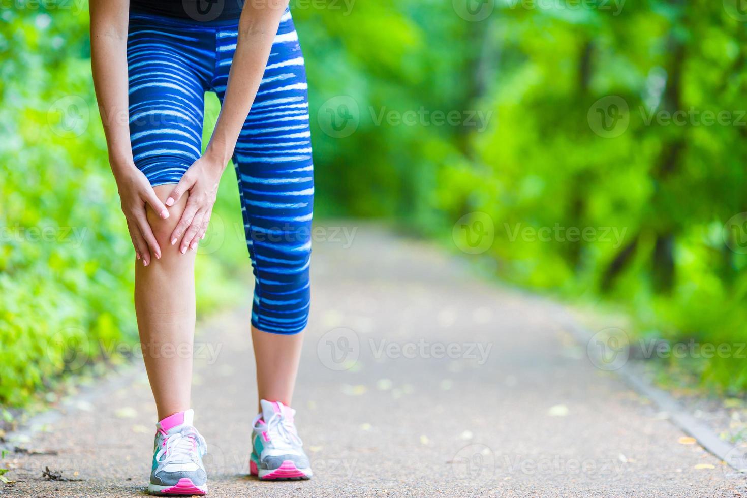 lesión y dolor en la rodilla de una corredora. foto