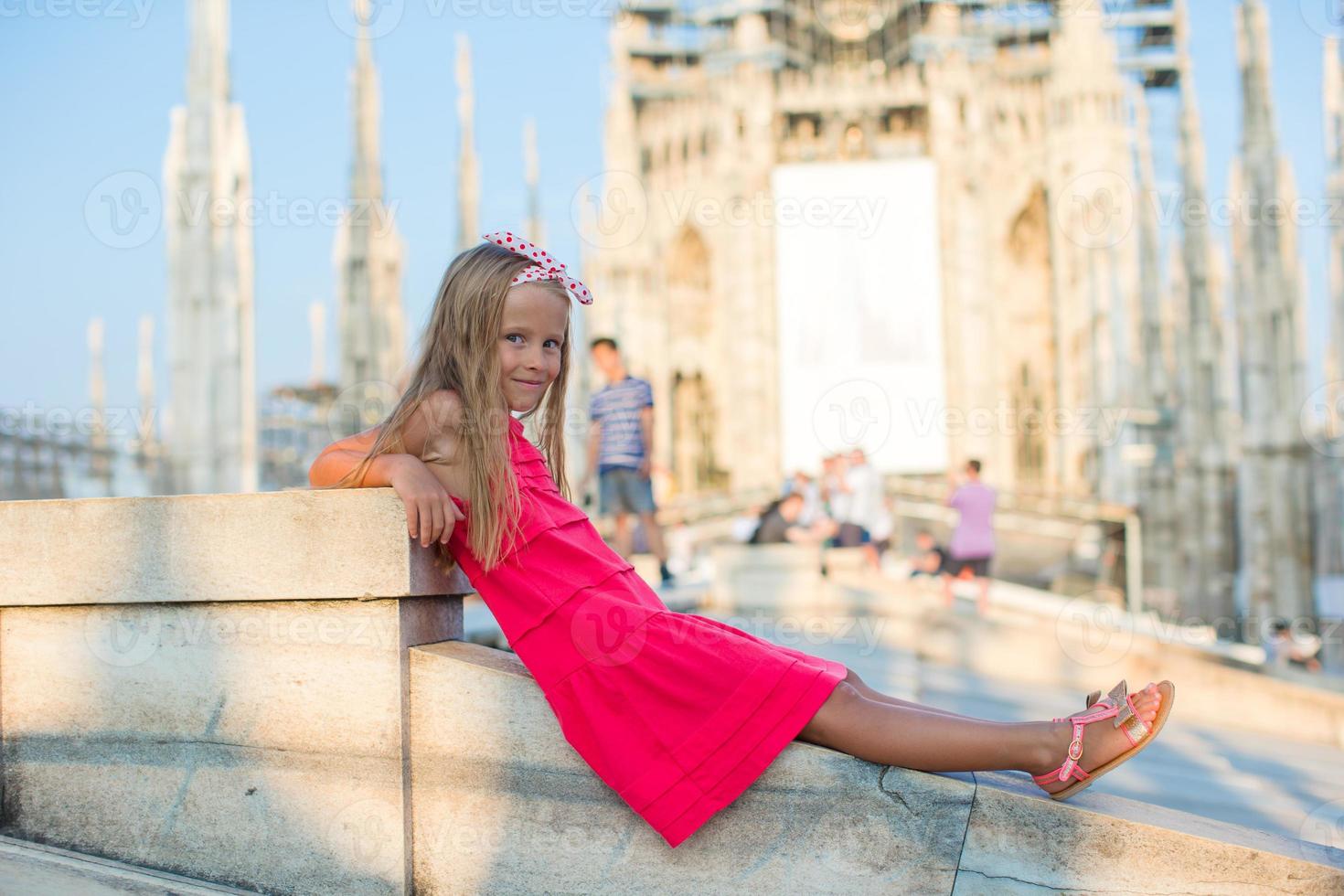 adorable niña en la azotea del duomo, milán, italia foto