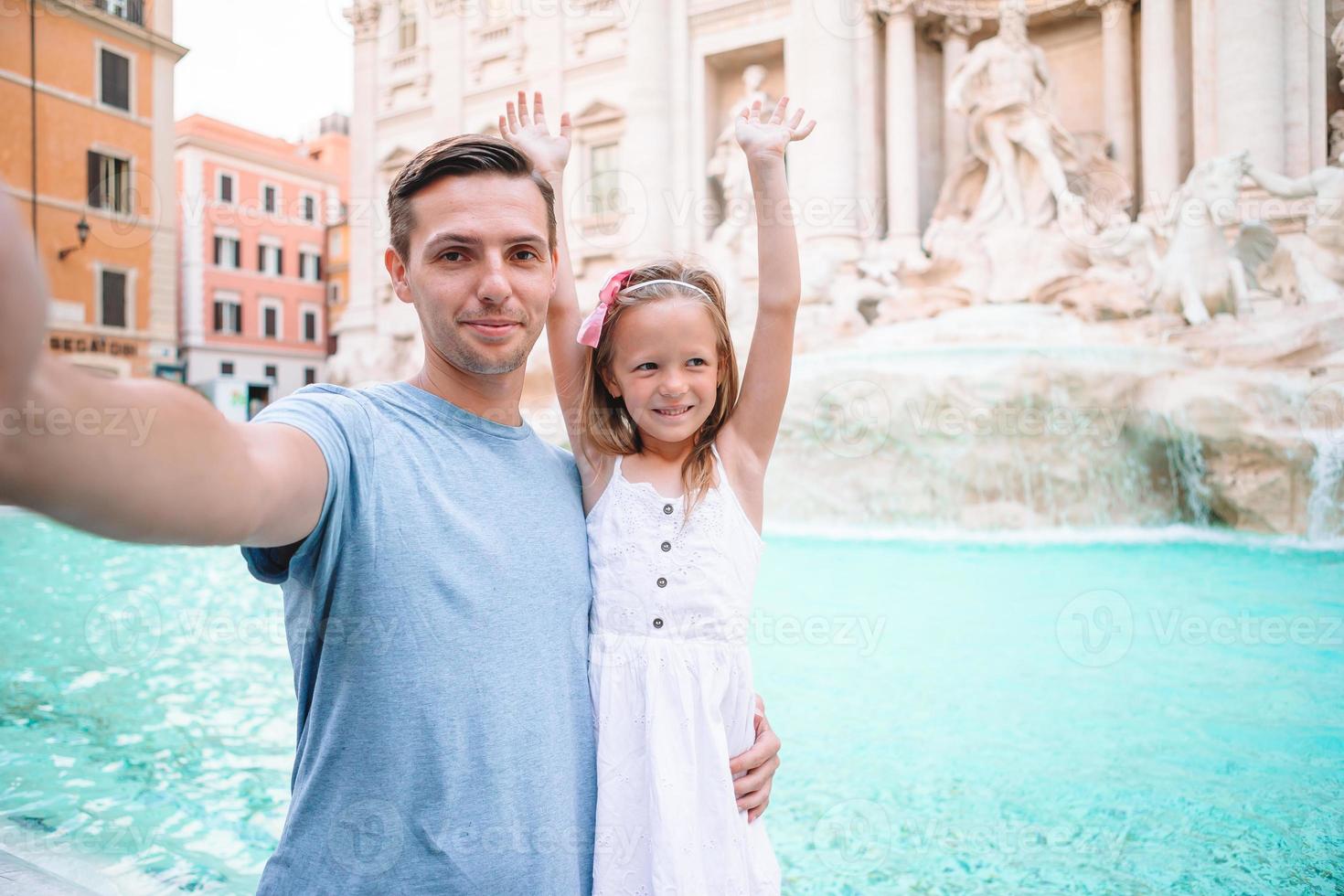 niño feliz y papá disfrutan de sus vacaciones europeas en italia foto