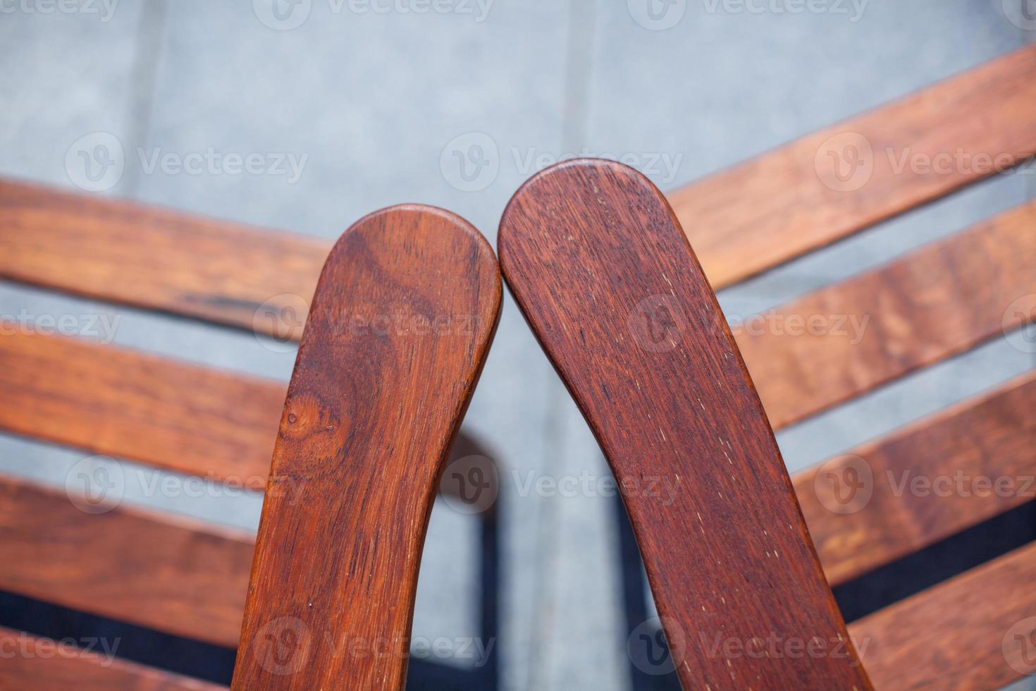 dos sillas de madera en el jardín foto