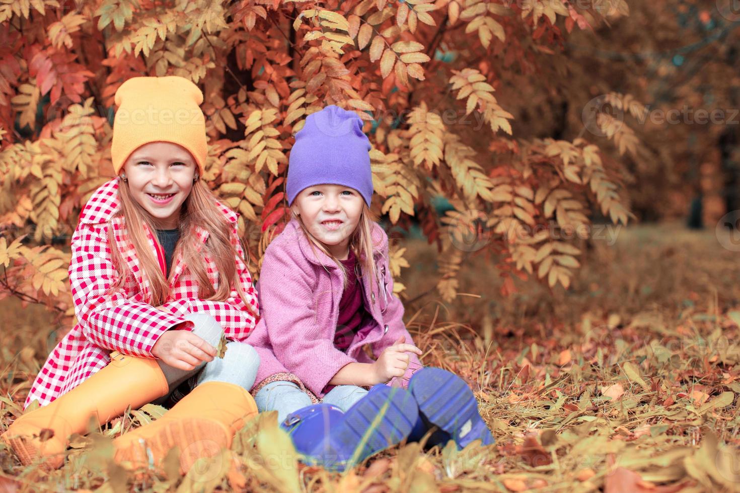 niñas adorables en el cálido y soleado día de otoño al aire libre foto