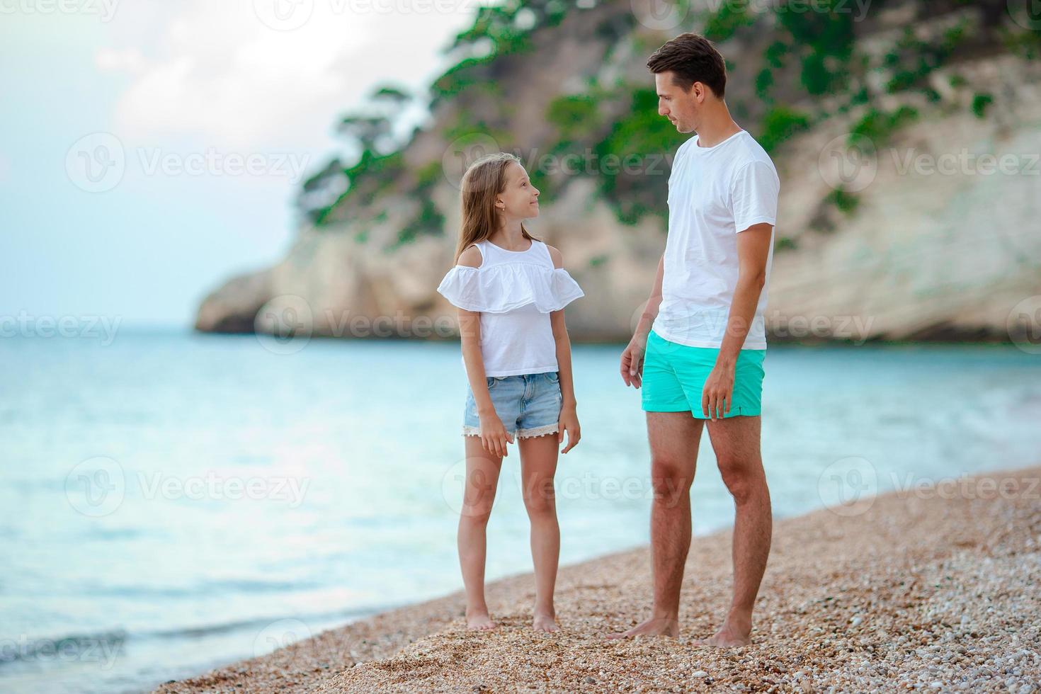 hermoso padre e hija en la playa europea foto