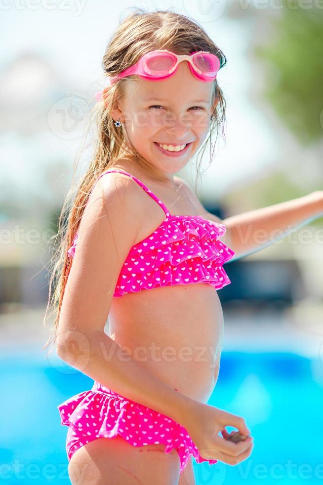 Niña Sonriente Con Gafas De Natación En La Piscina. Niños Jugando En La  Piscina En Verano Fotos, retratos, imágenes y fotografía de archivo libres  de derecho. Image 189414416