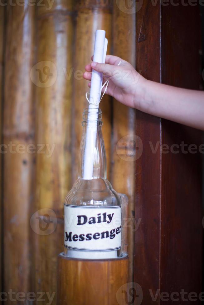 mensaje diario en botella cerca de la puerta del hotel foto