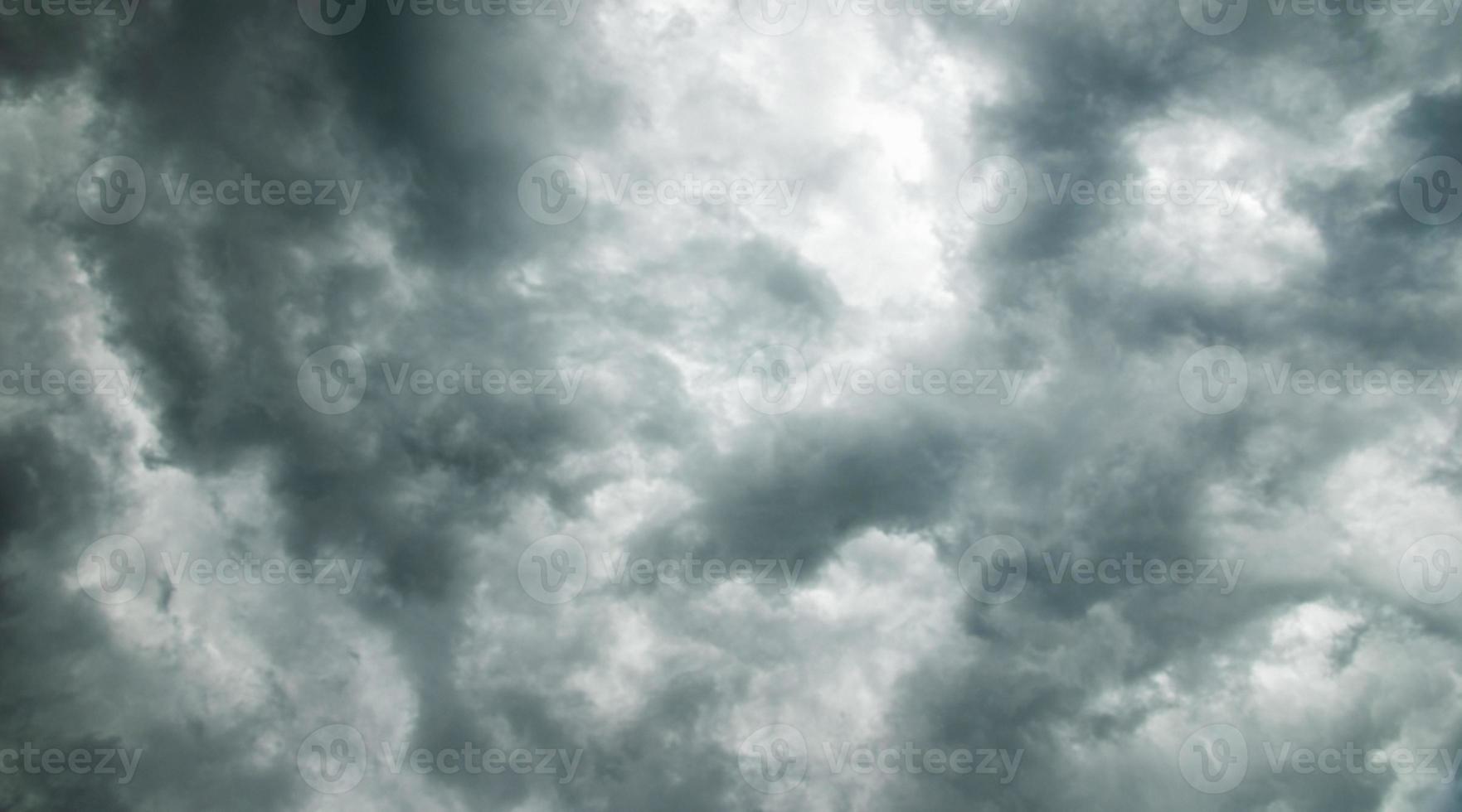 fondo de cielo dramático, nubes tormentosas en clima tormentoso, cielo gris oscuro, paisaje nuboso natural cambiante foto