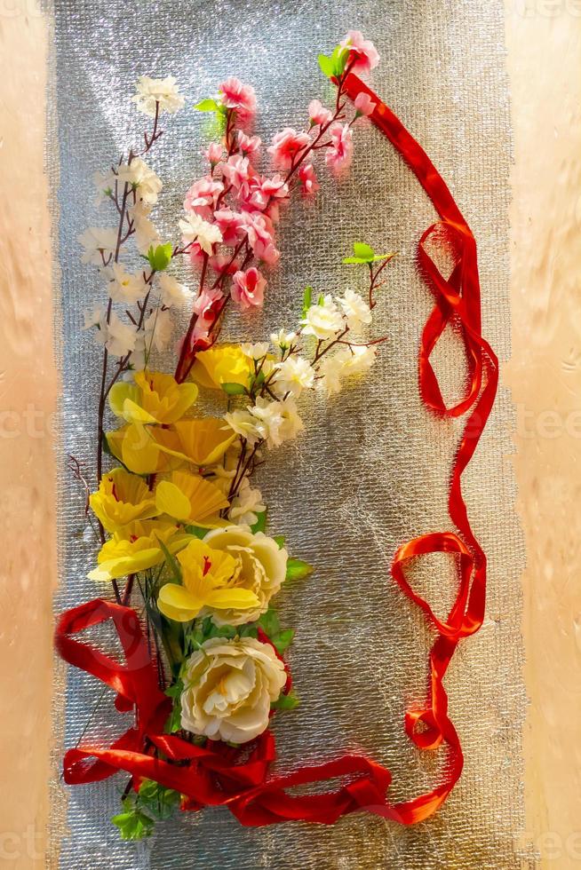 figura 8 hecha de cinta y flores artificiales para la celebración del día internacional de la mujer sobre fondo plateado con espacio para texto 18062211 Foto de stock en Vecteezy figura 8 hecha de cinta y flores artificiales para la celebración del día internacional de la mujer sobre fondo plateado con espacio para texto 18062211 Foto de stock en Vecteezy
