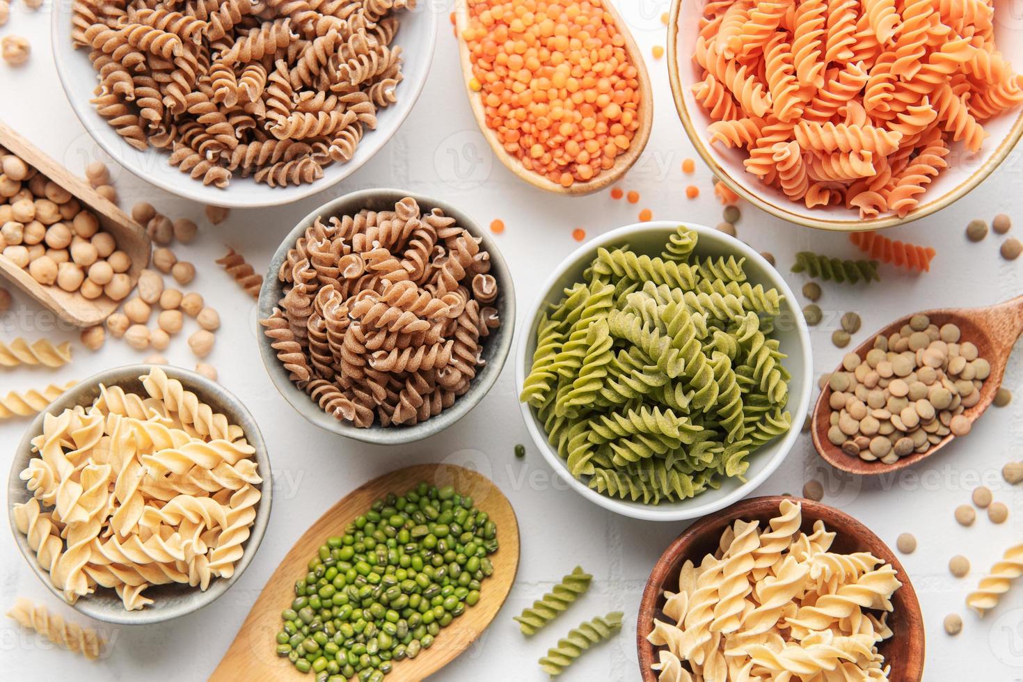 una variedad de pasta fusilli de diferentes tipos de legumbres. pastas sin gluten. foto