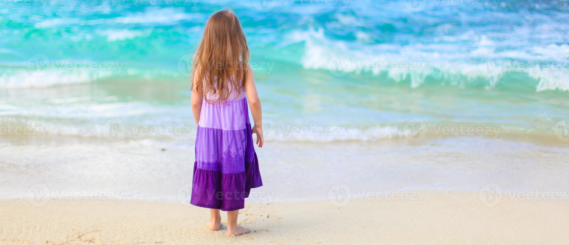 niña divirtiéndose en la playa tropical con agua turquesa del océano foto