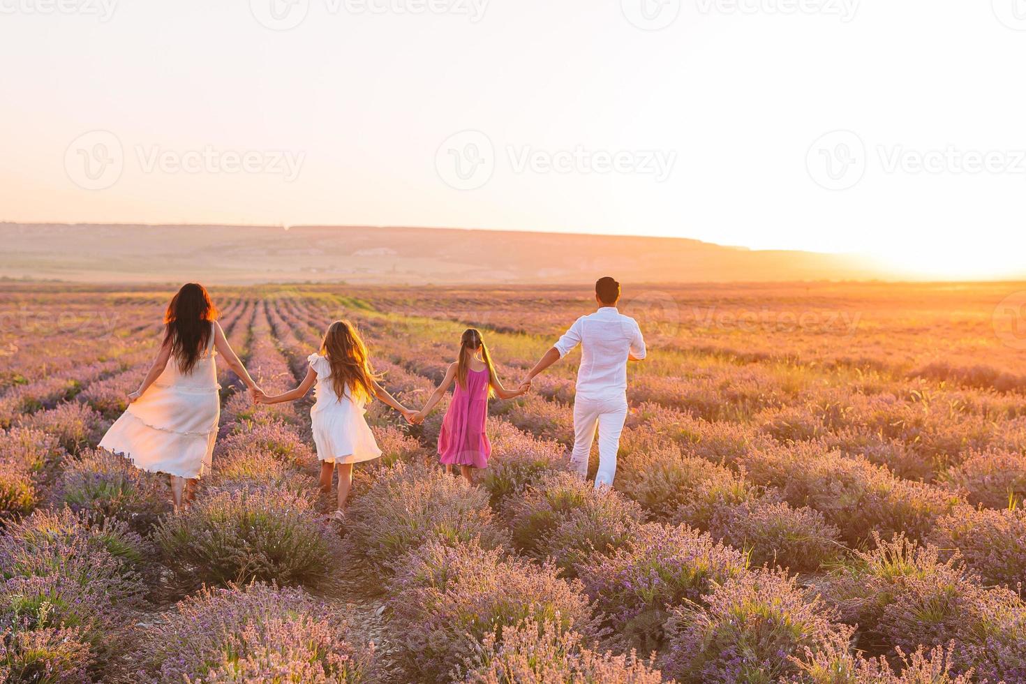 familia de cuatro en campo de flores de lavanda foto
