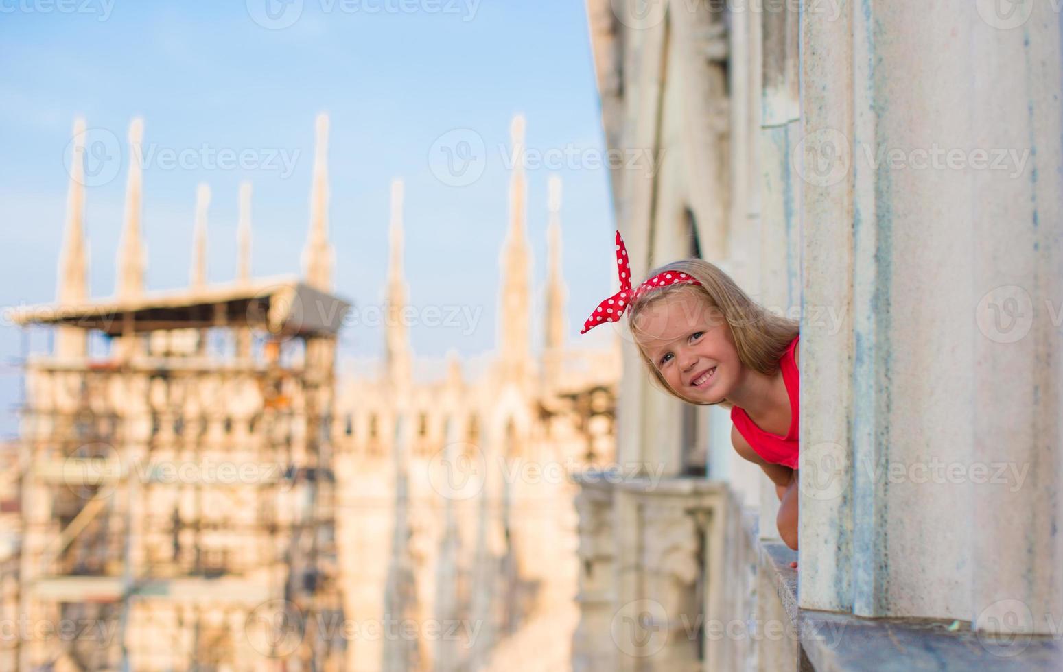 adorable niña en la azotea del duomo, milán, italia foto