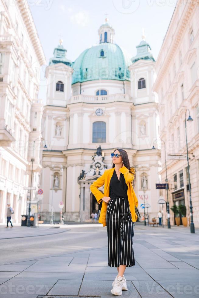 mujer en viena, katholische kirche st. pedro foto