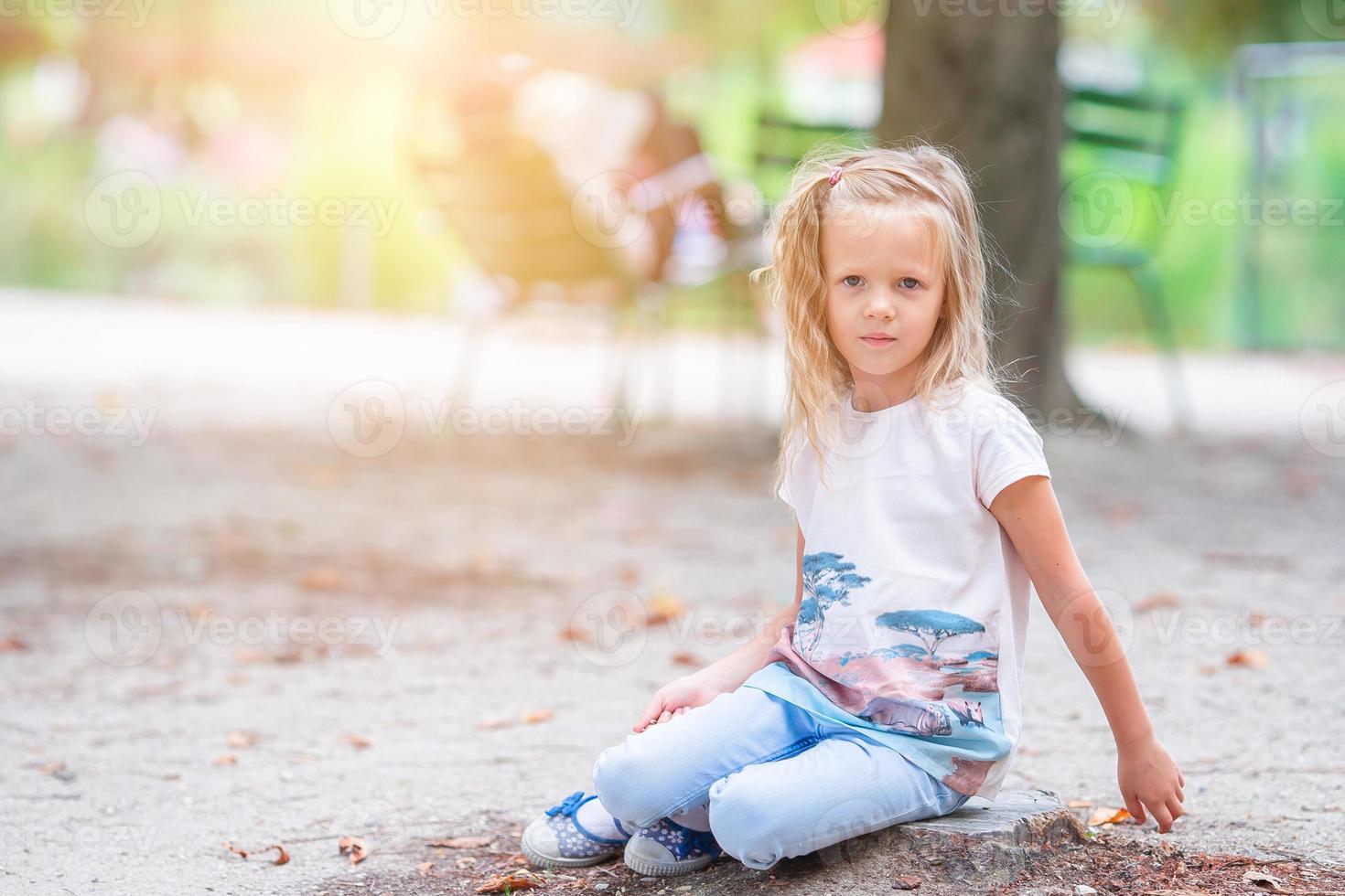 adorable niña de moda al aire libre en los jardines de las tullerías, parís foto