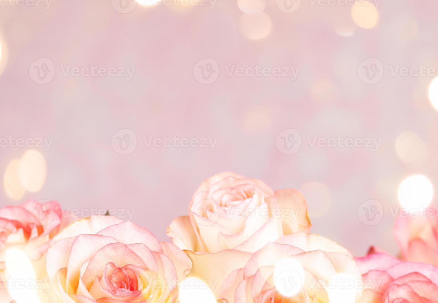 marco de suaves rosas de color rosa pálido y luces bokeh en rosa. maqueta floral abstracta festiva. foto