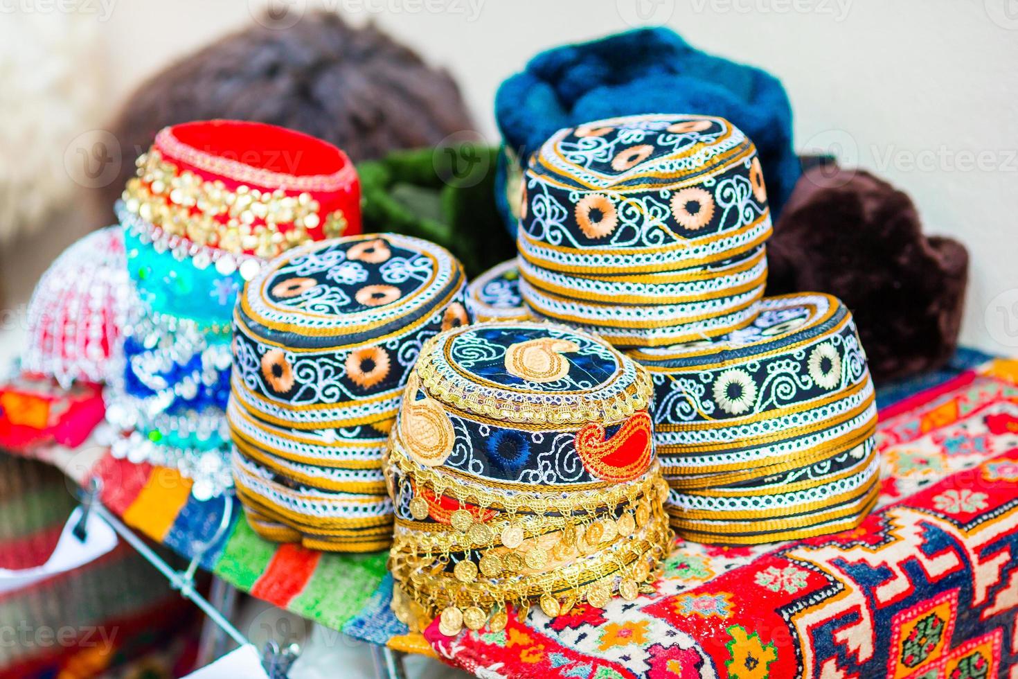 azerbaiyán sombreros de estilo antiguo en un mercado local. tocado oriental en feria festiva en vacaciones novruz foto