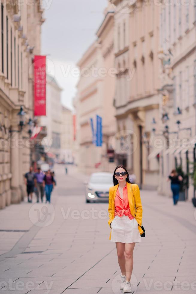 mujer caminando en la ciudad. joven turista atractivo al aire libre en la ciudad italiana foto