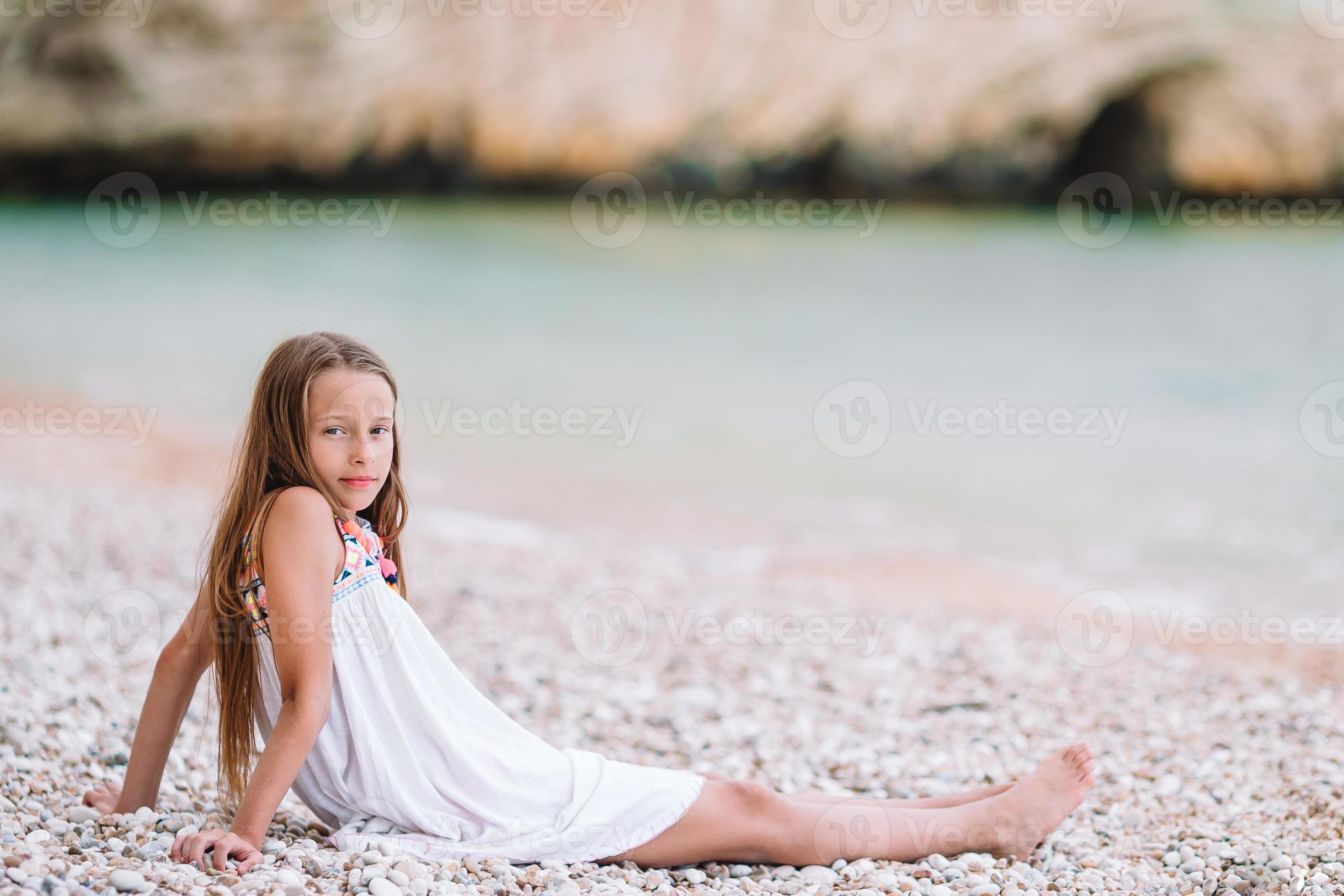 Cute little girl at beach during summer vacation 18107915 Stock Photo