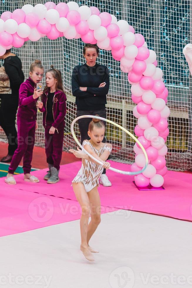 pequeña gimnasta entrenando en la alfombra y lista para las competencias foto