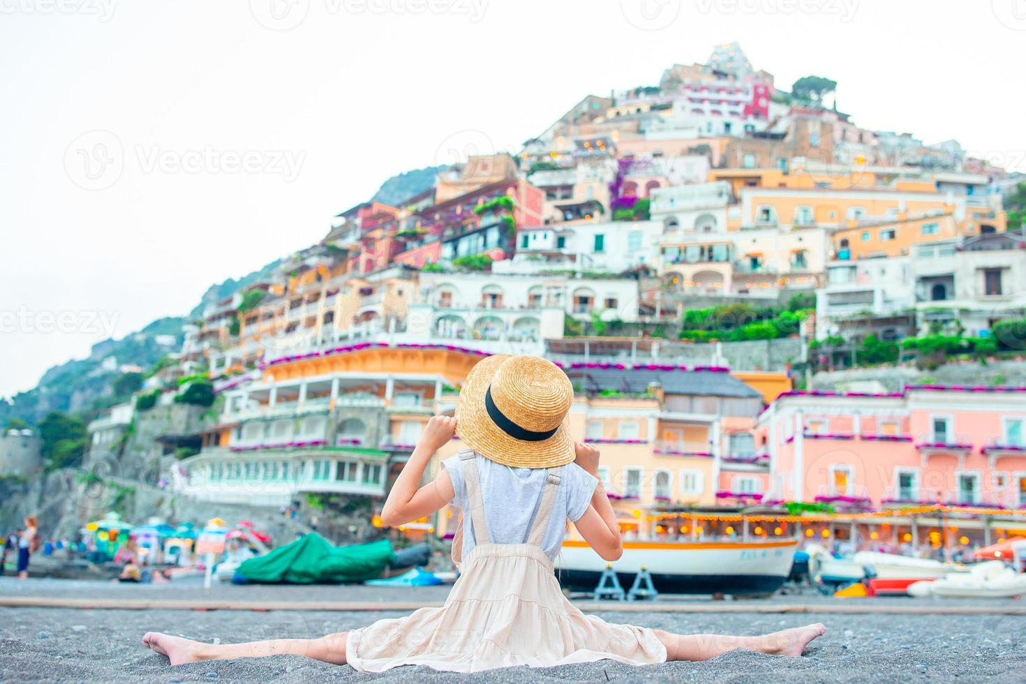 adorable niña en un cálido y soleado día de verano en la ciudad de positano en italia foto