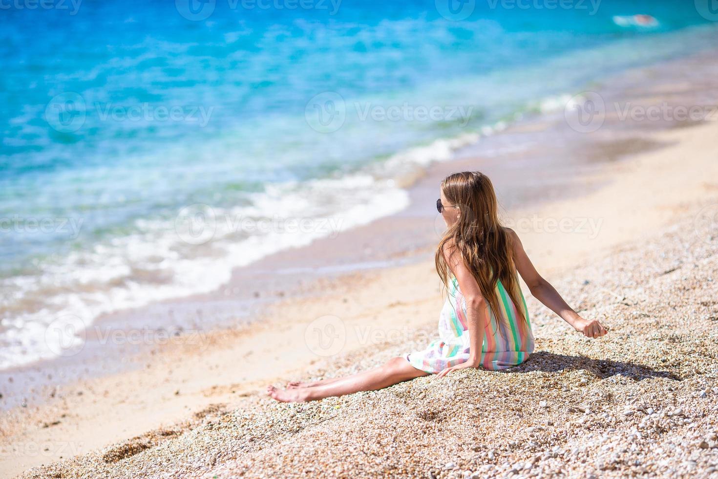 niña linda en la playa durante las vacaciones de verano foto