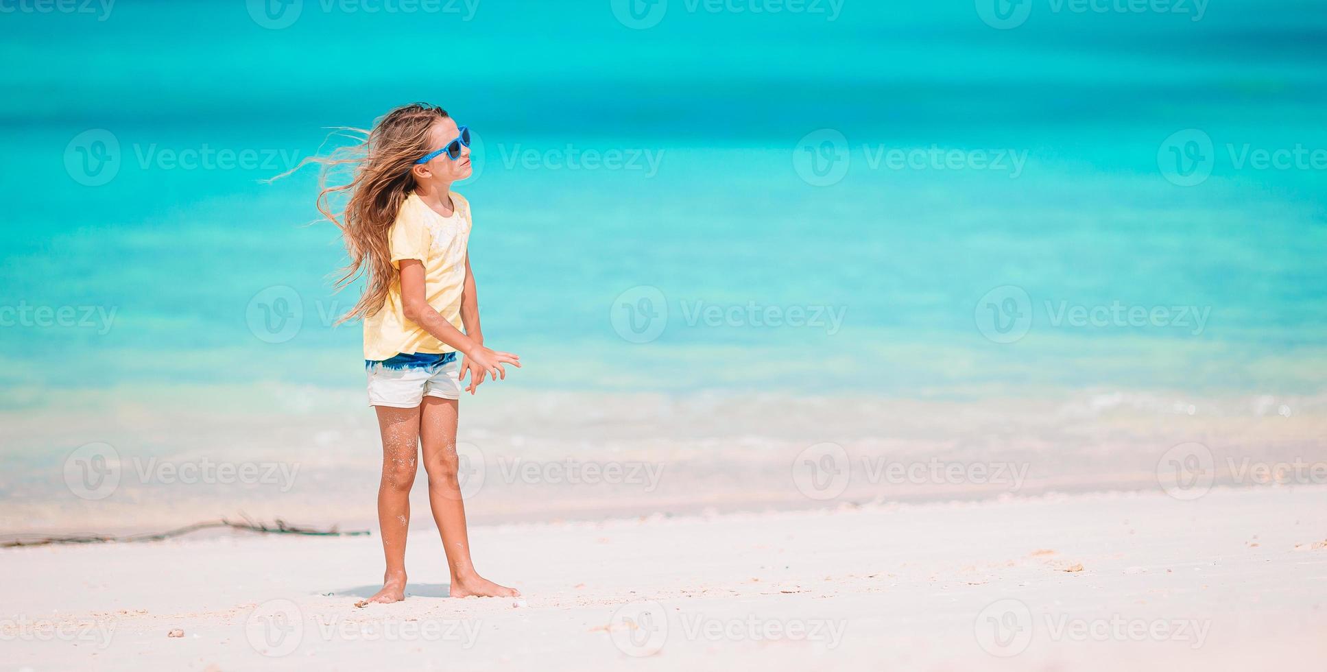 linda niña en la playa durante las vacaciones en el caribe foto