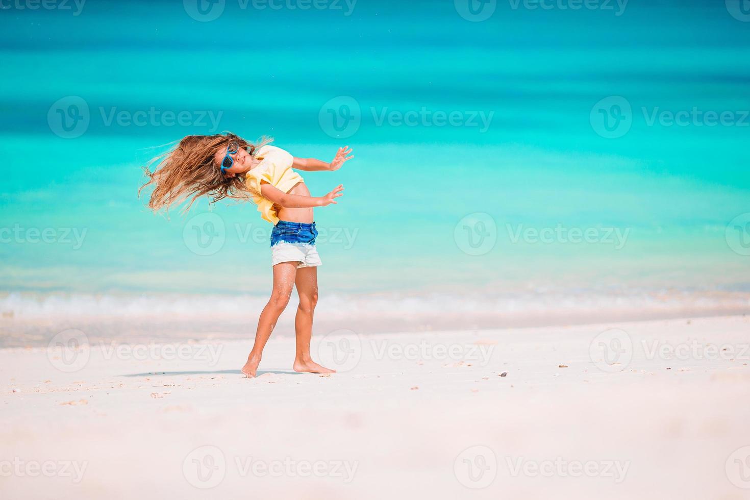 linda niña en la playa durante las vacaciones en el caribe foto