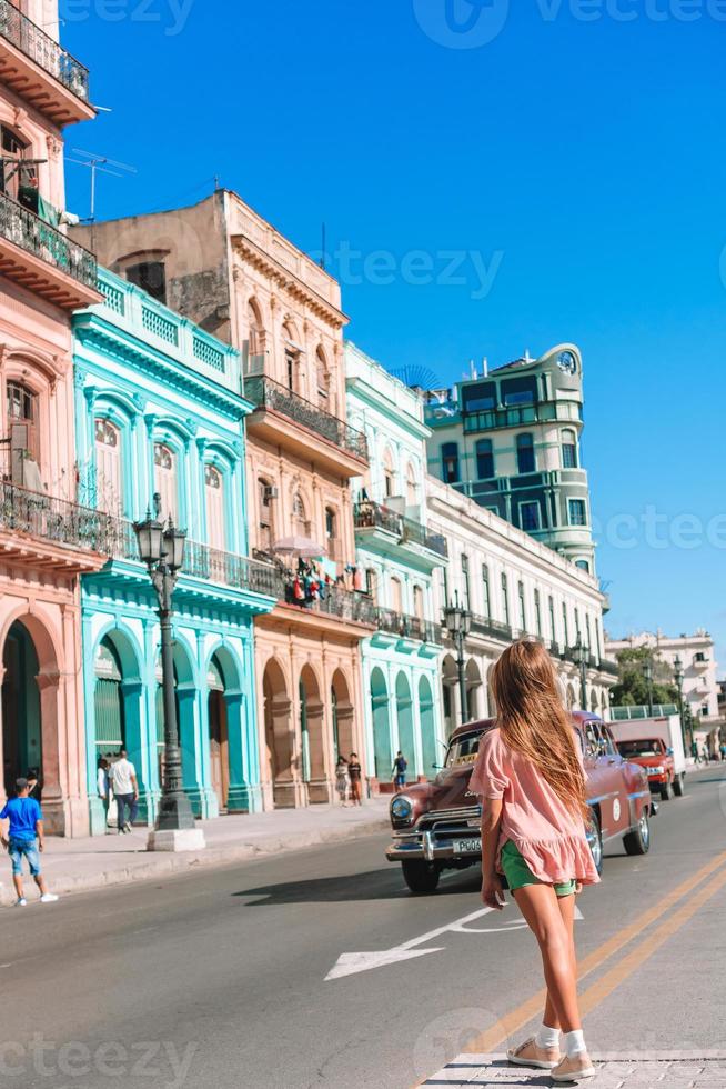 chica turista en zona popular en la habana, cuba. foto