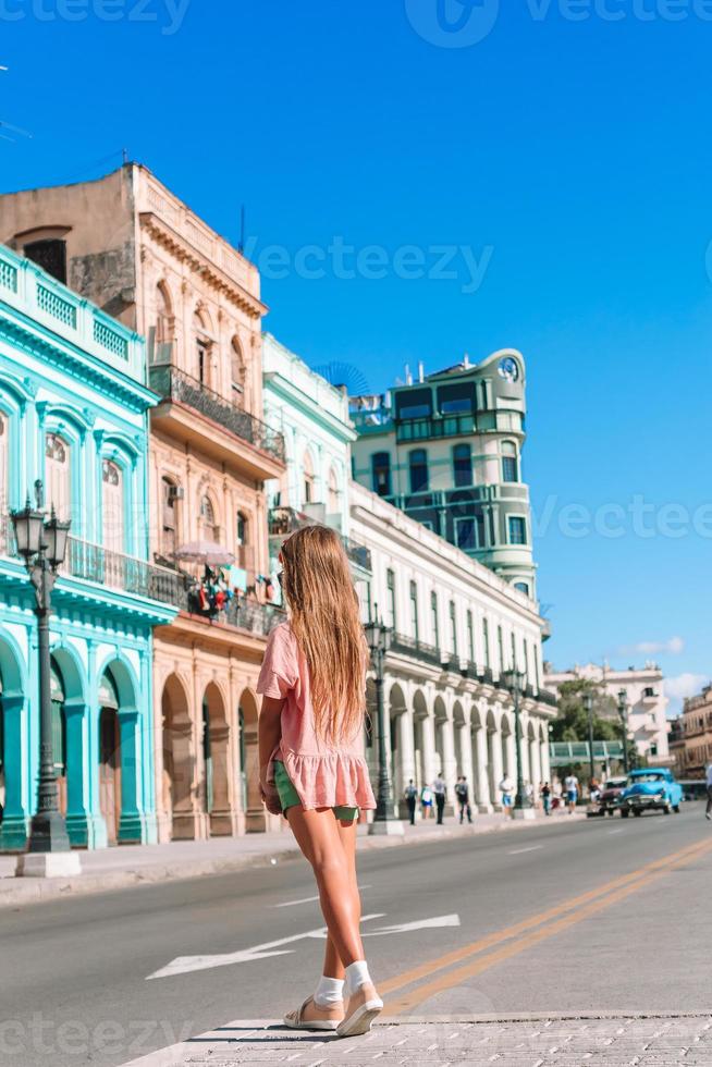 chicas turísticas en zona popular en la habana, cuba. mujer joven viajero sonriendo foto