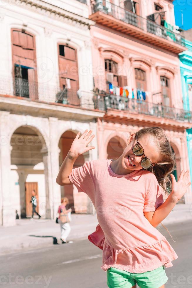 chica turista en zona popular en la habana, cuba. foto