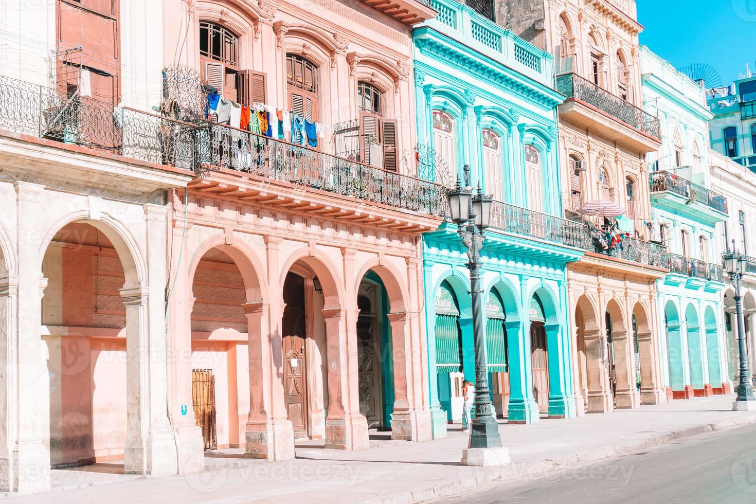 vista auténtica de una calle de la habana vieja con edificios y autos antiguos foto