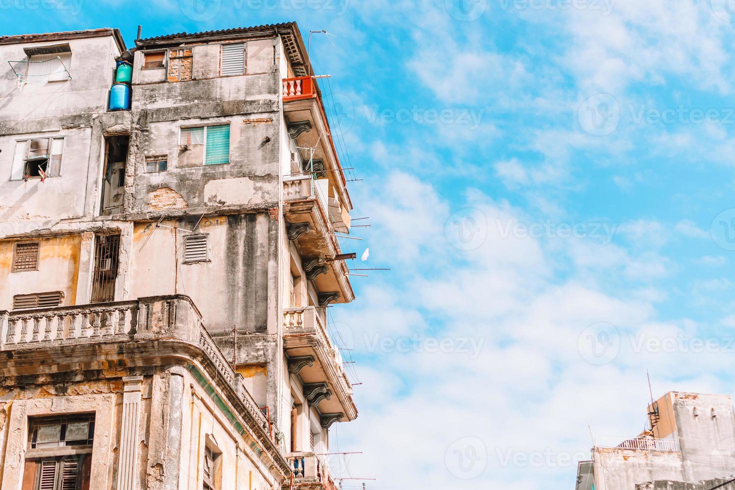 vista auténtica de la vieja casa abandonada en la habana foto