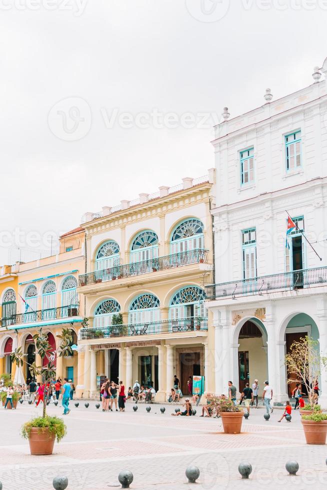 vista auténtica de una calle de la habana vieja con edificios y autos antiguos foto