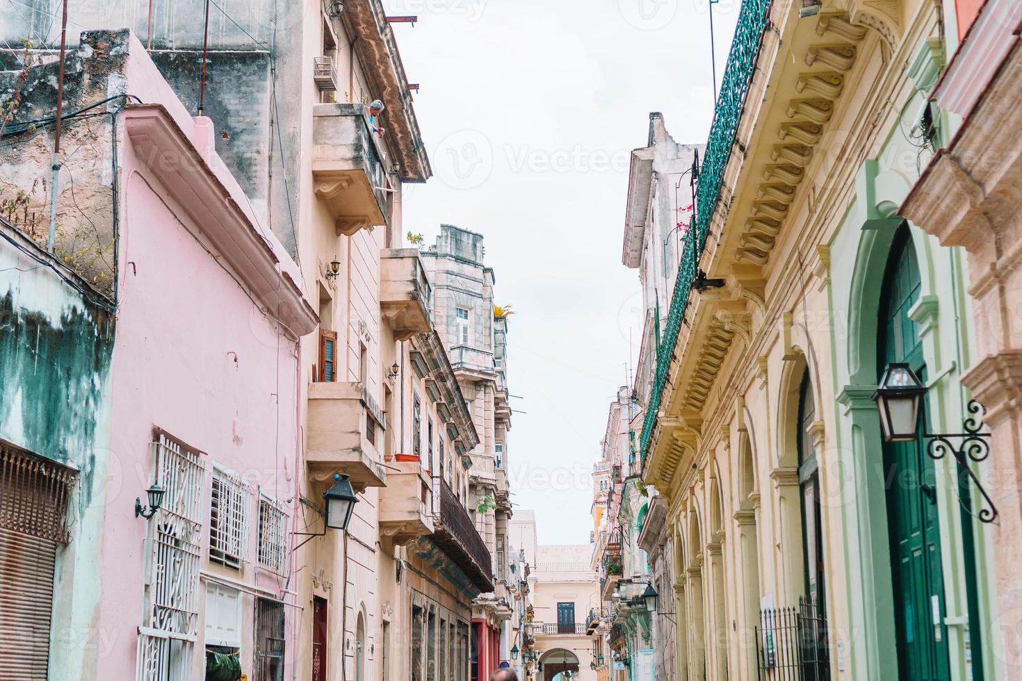 vista auténtica de una calle de la habana vieja con edificios y autos antiguos foto