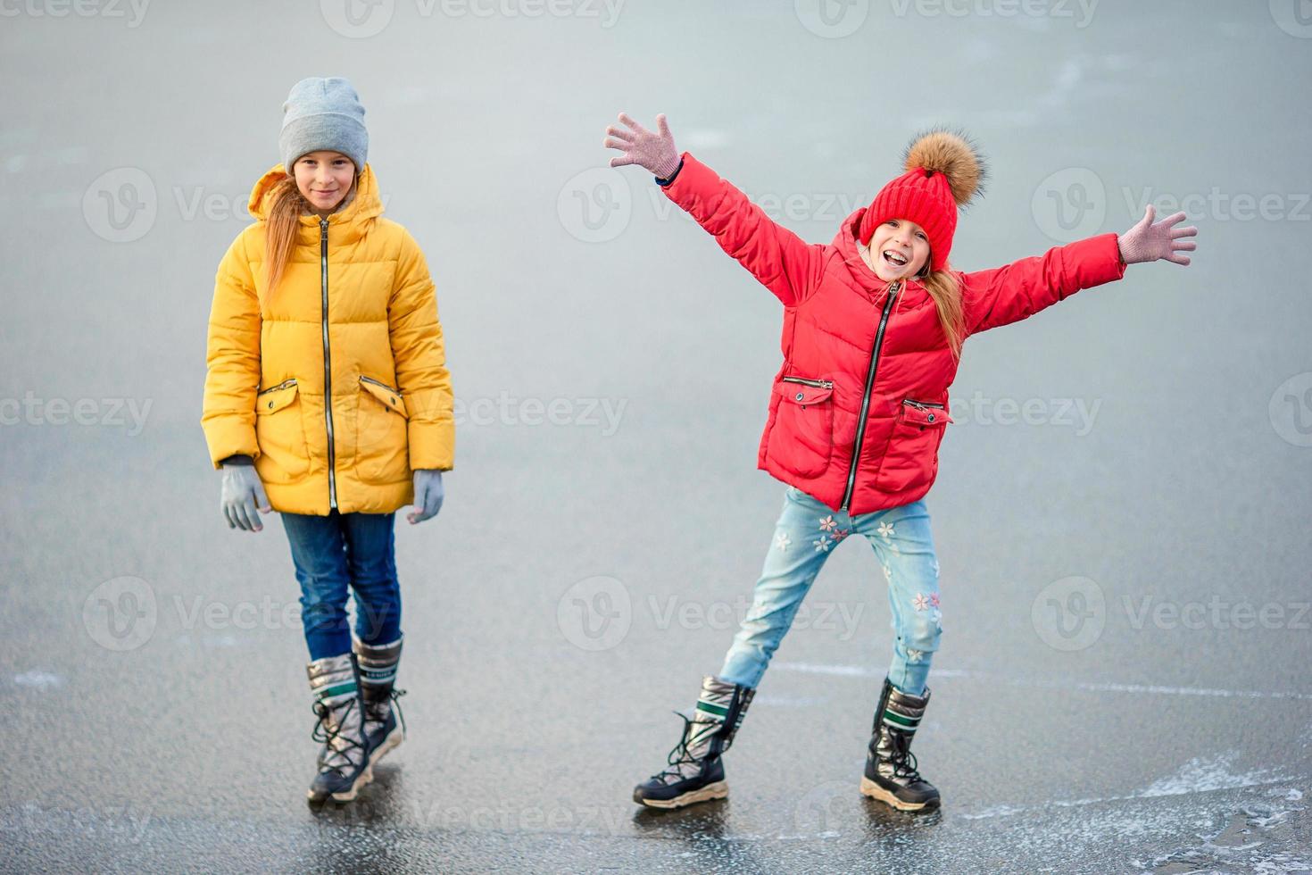 adorables niñas patinando en la pista de hielo foto