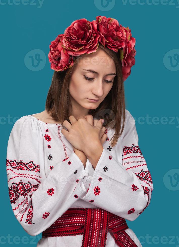 niña en el traje nacional ucraniano foto