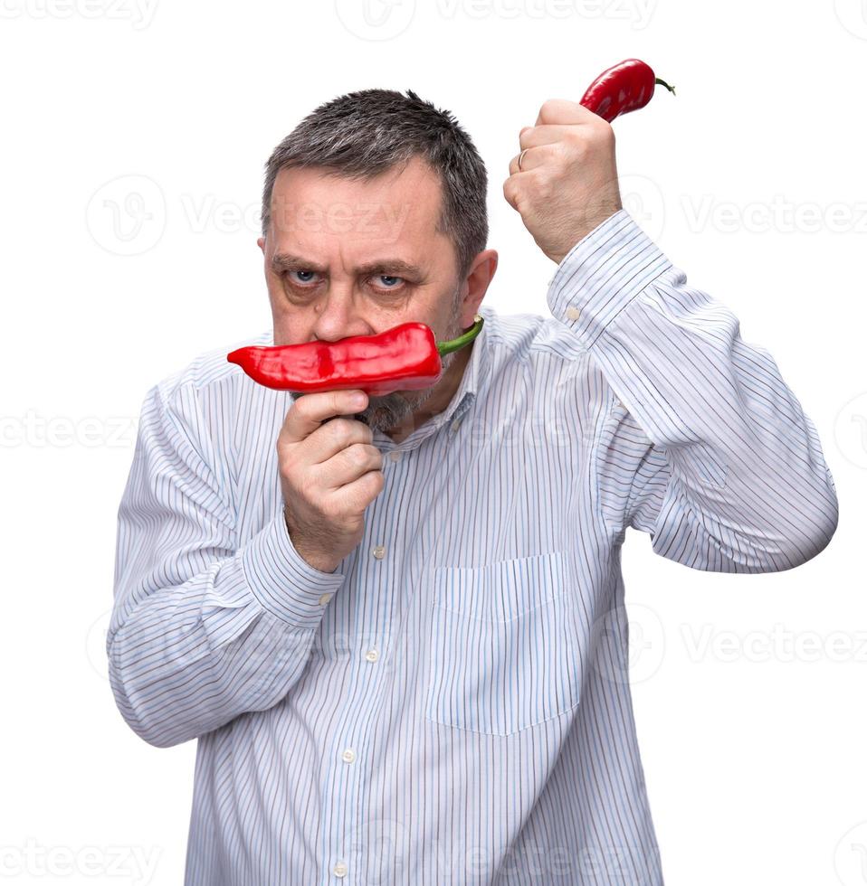 un hombre con un pimiento rojo foto