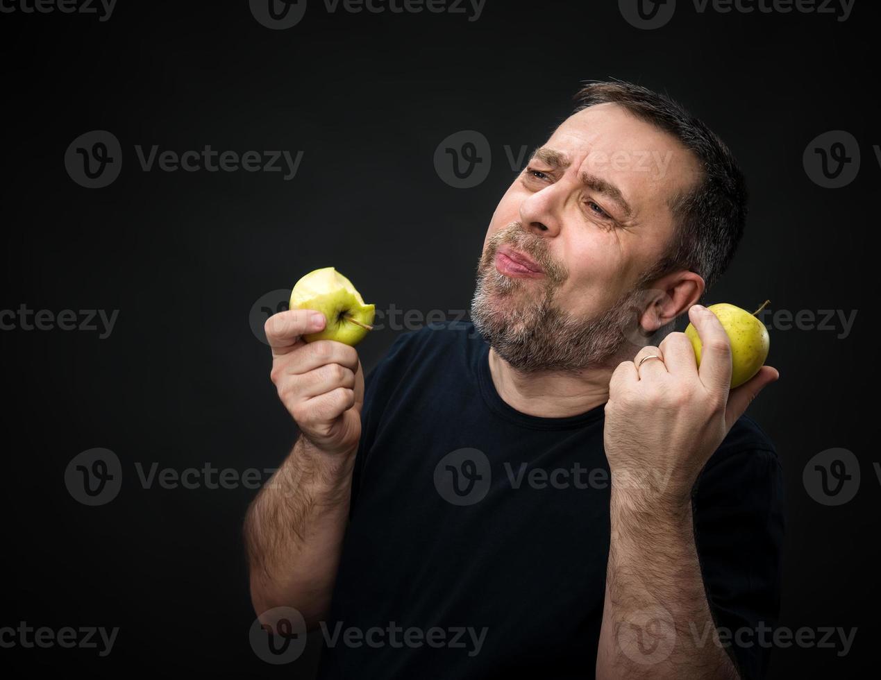 Middle-aged man with a green apples photo