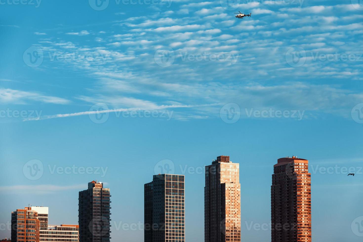 edificios de manhattan contra un cielo azul foto
