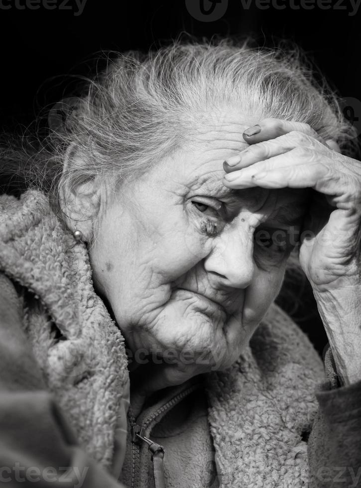 mujer arrugada muy vieja y cansada al aire libre foto