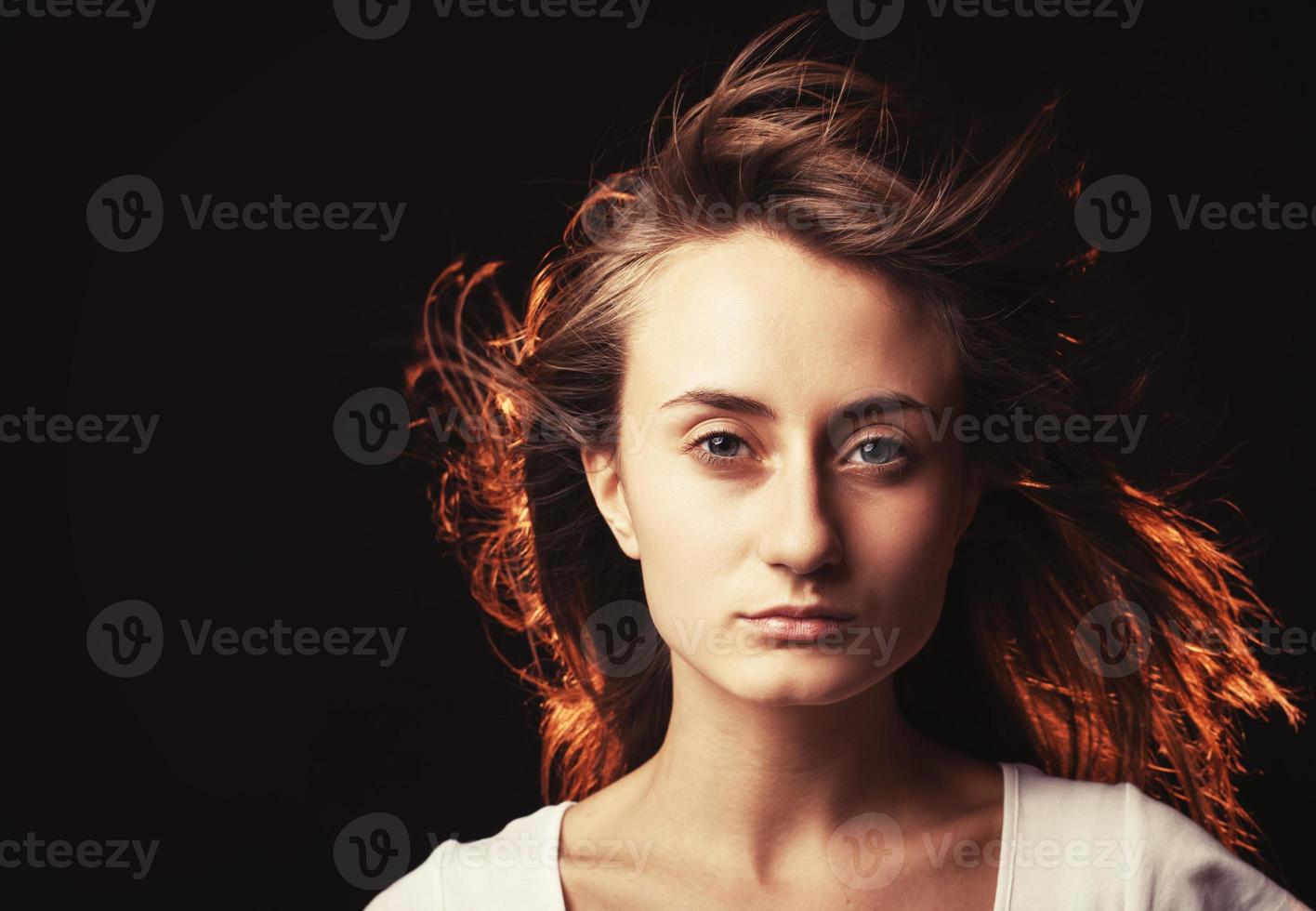 Retrato de una mujer joven y bella foto