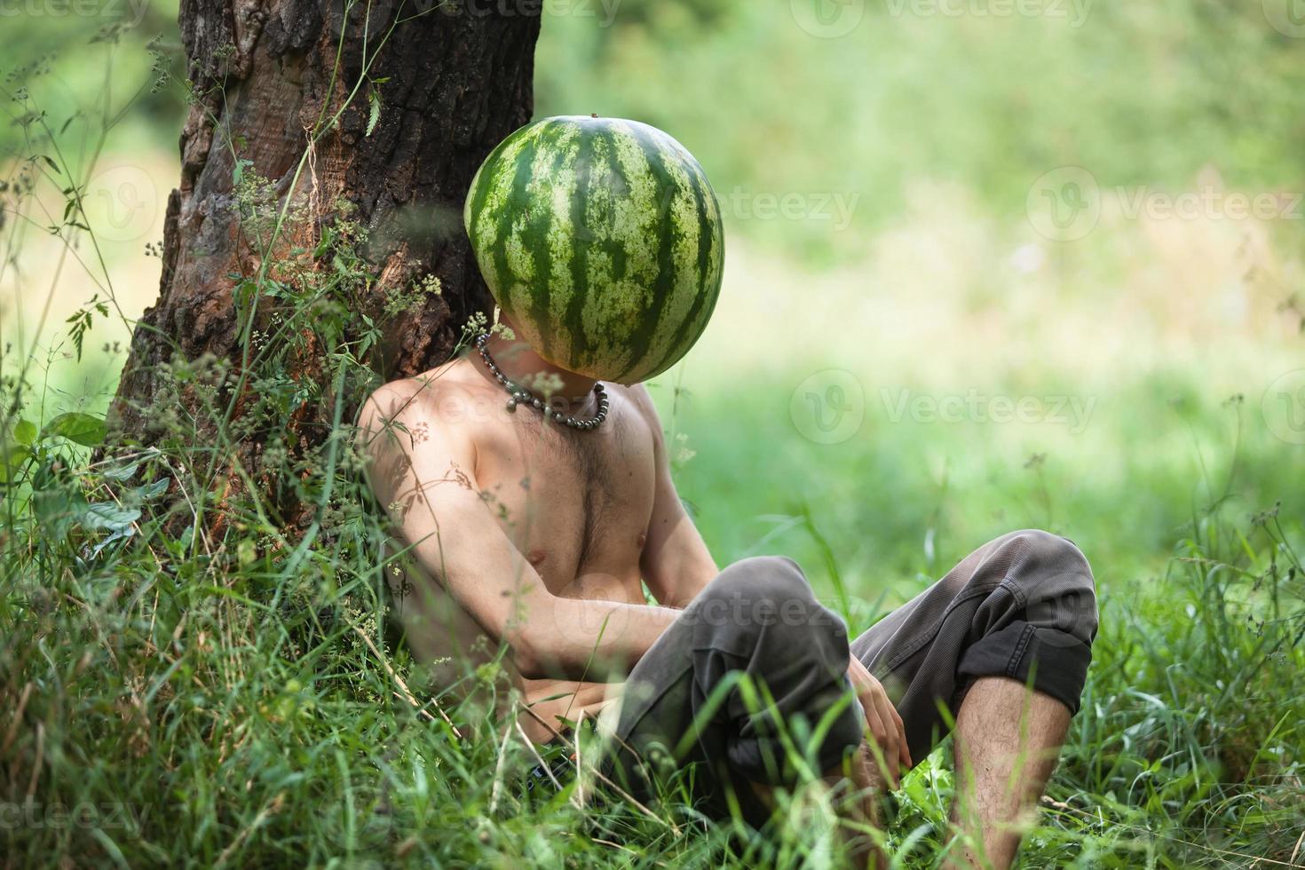 niño con una sandía en lugar de cabeza foto