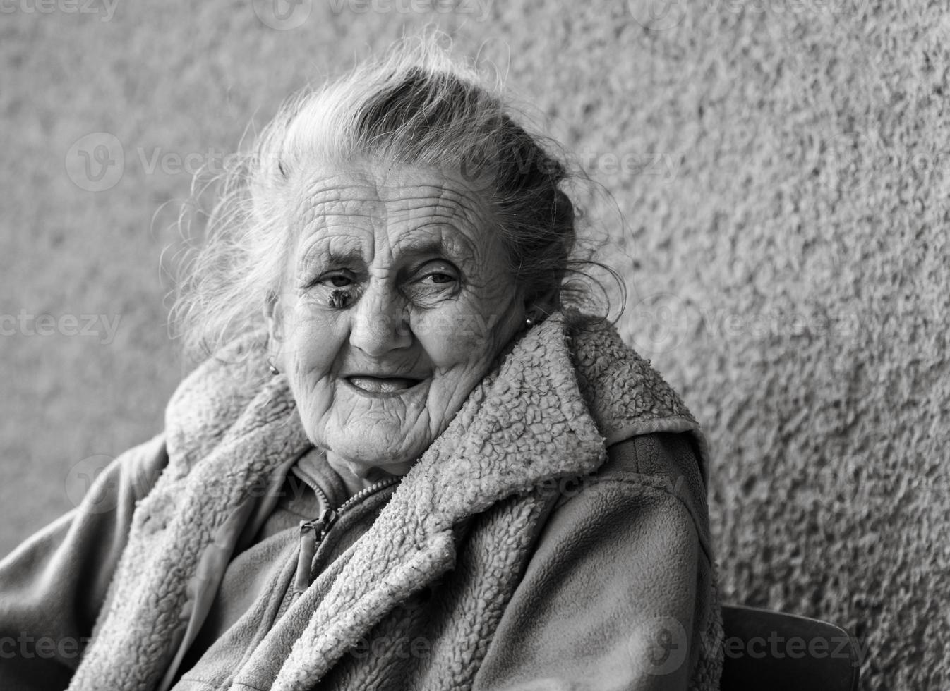 mujer arrugada muy vieja y cansada al aire libre foto