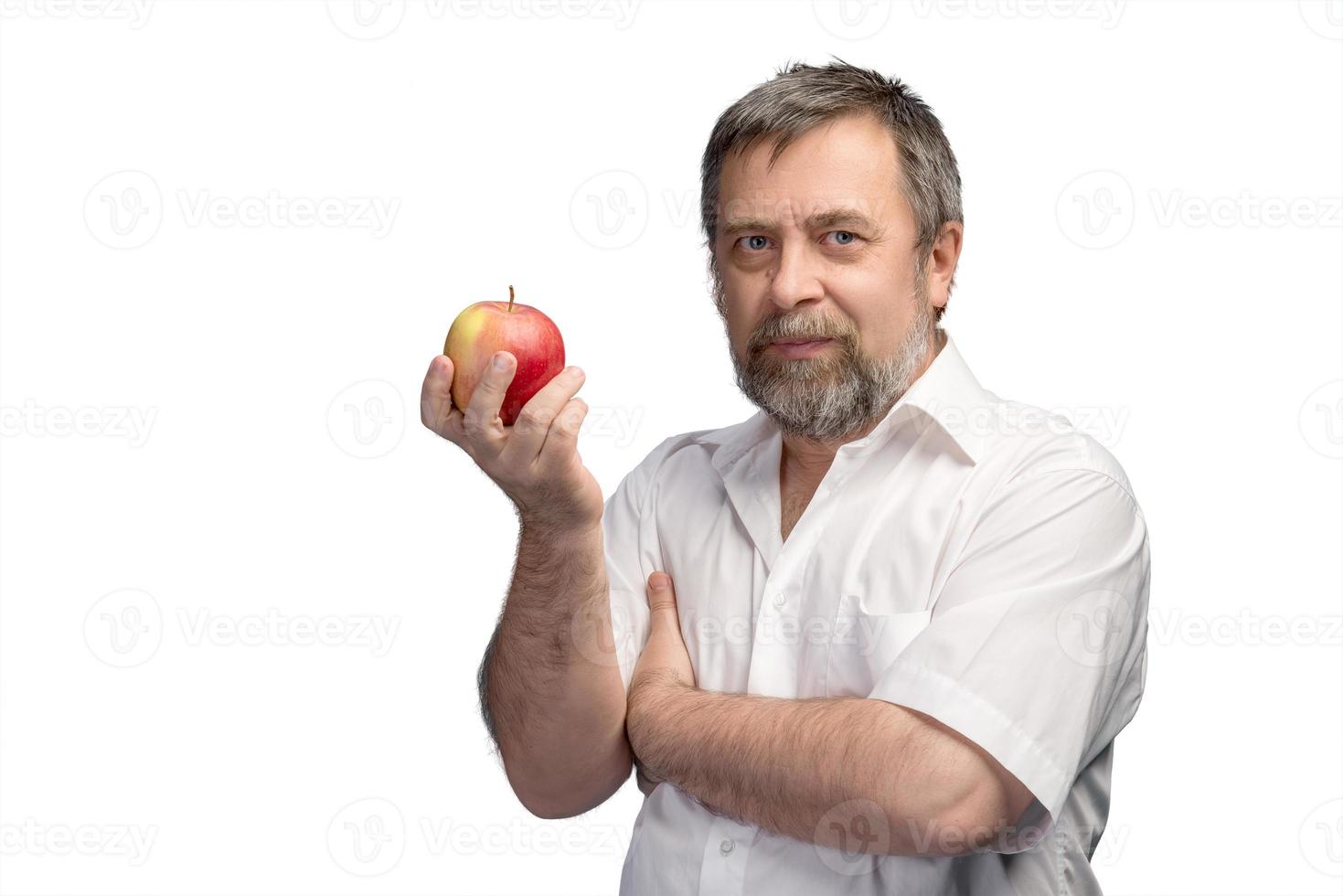 hombre de mediana edad sosteniendo una manzana roja foto